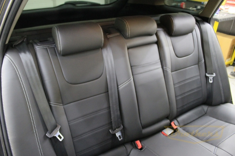 Чехлы на Toyota Avensis 2, серии "Premium" - серая строчка, гладкий центр