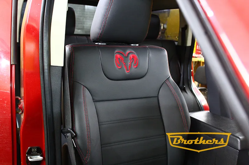 Чехлы на Dodge Nitro, серии "Premium" - красная строчка, логотипы