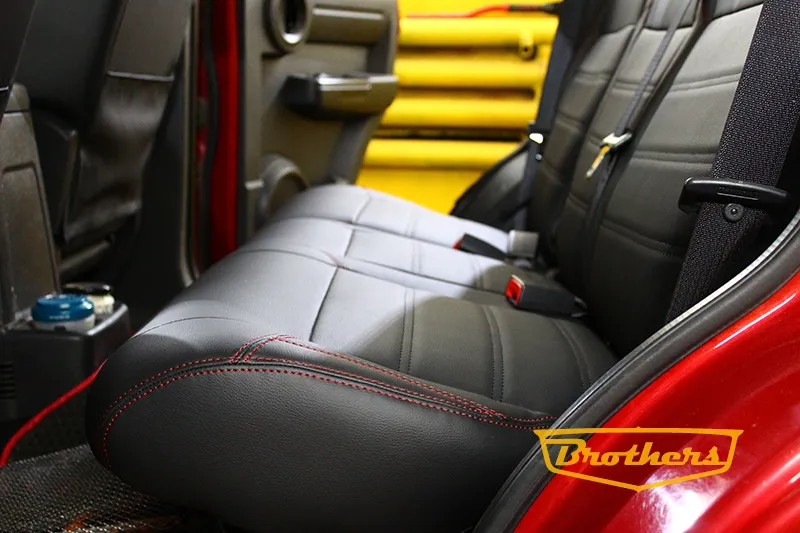 Чехлы на Dodge Nitro, серии "Premium" - красная строчка, логотипы