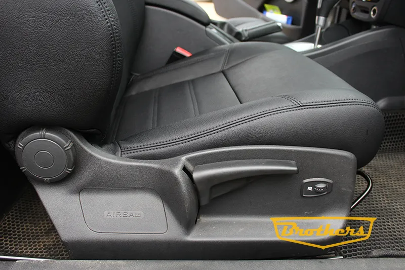 Чехлы на Renault Megane 3, рестайлинг серии "Aurora" - черная строчка