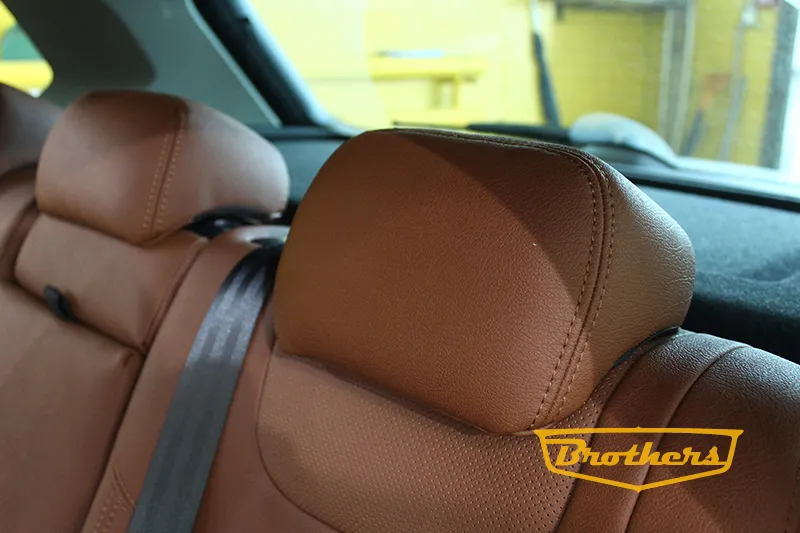 Чехлы на Volkswagen Tiguan 2, серии "Aurora" - коричневая строчка