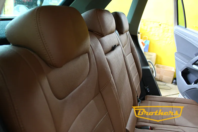 Чехлы на Volkswagen Tiguan 2, серии "Aurora" - коричневая строчка