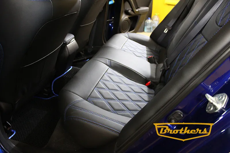 Чехлы на Honda Accord 8, серии "Premium" - ромбы, синяя строчка
