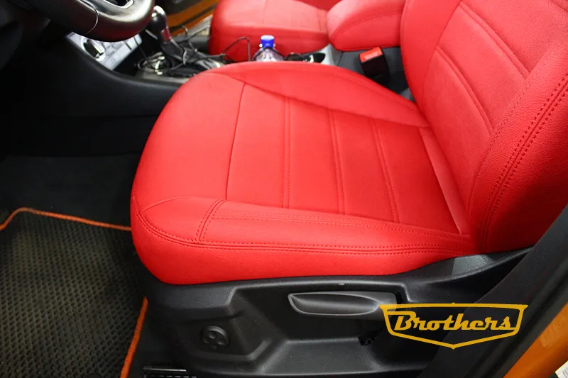 Чехлы на сидения Audi Q3, серии "Aurora" - красная строчка