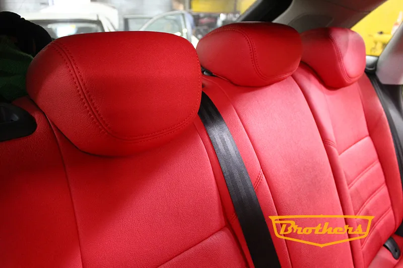 Чехлы на сидения Audi Q3, серии "Aurora" - красная строчка