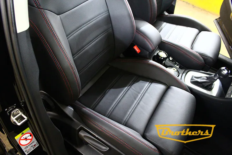 Чехлы на сидения Audi Q3, серии "Premium" - красная строчка