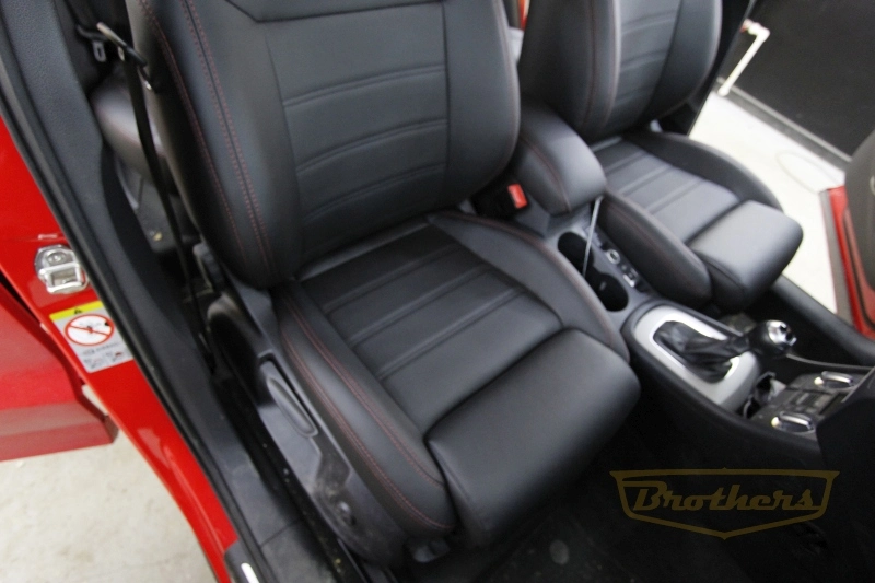 Audi Q3, серии "Premium" - красная строчка