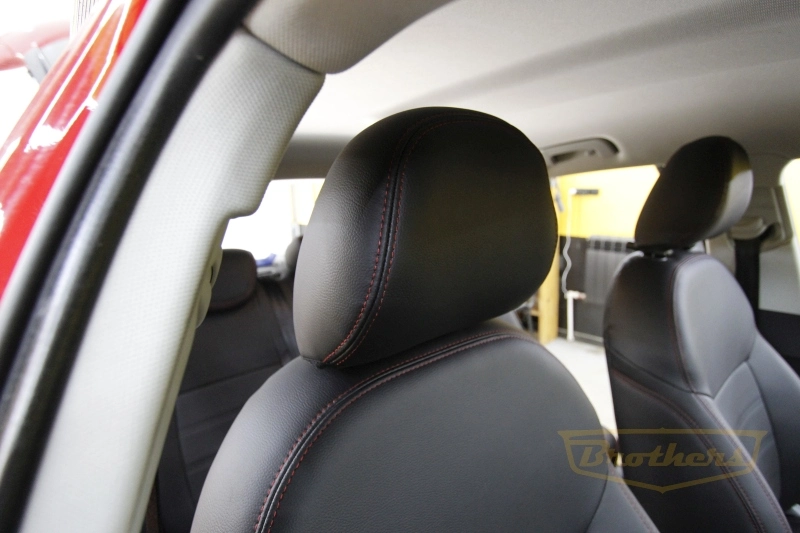 Audi Q3, серии "Premium" - красная строчка