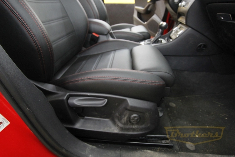 Audi Q3, серии "Premium" - красная строчка