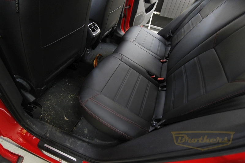 Audi Q3, серии "Premium" - красная строчка