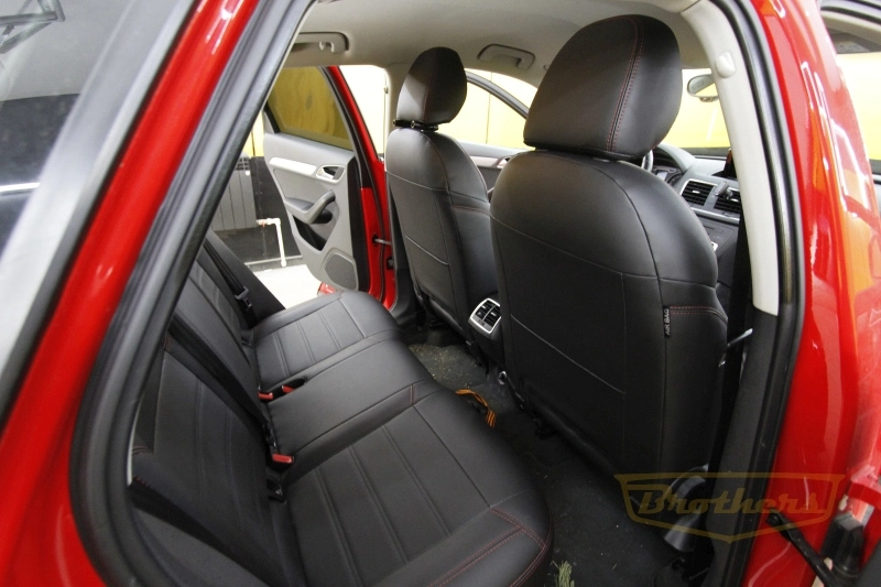 Audi Q3, серии "Premium" - красная строчка