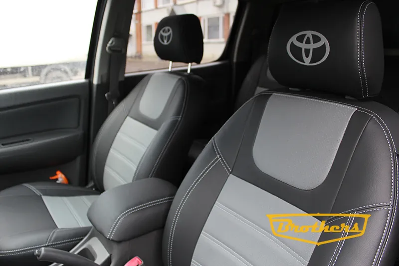Чехлы на Toyota Hilux VII рестайлинг, 2011 - 2015 серии "Premium" - серый центр, серая строчка, логотипы