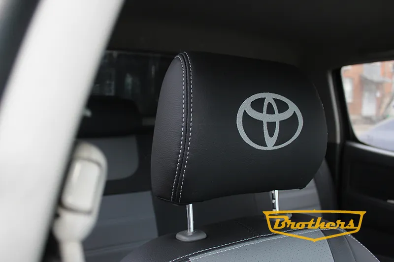 Чехлы на Toyota Hilux VII рестайлинг, 2011 - 2015 серии "Premium" - серый центр, серая строчка, логотипы