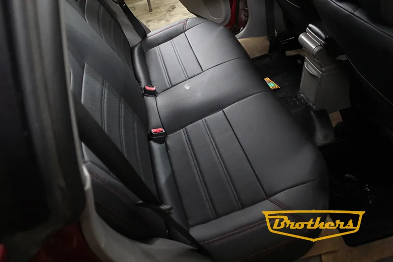 Чехлы для Subaru Forester 2, рестайлинг, серии "Premium" - красная строчка