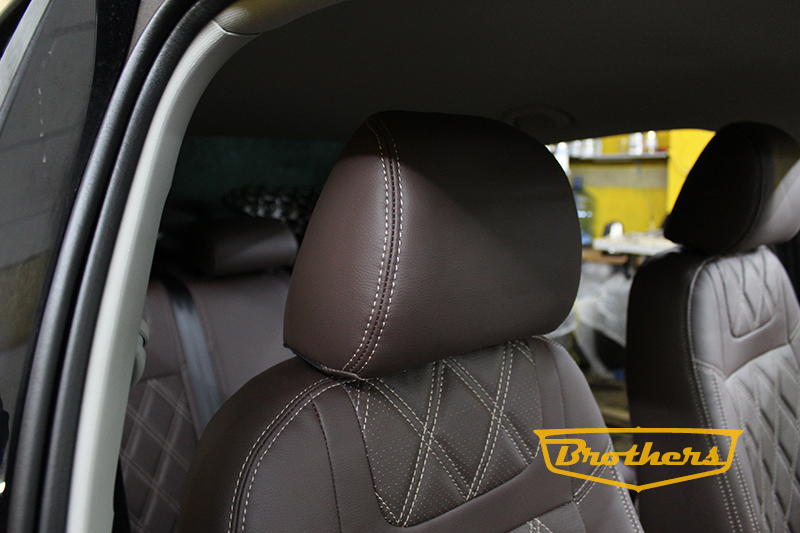 Чехлы на Volkswagen Polo (шоколад), серии "Premium" - бежевая строчка