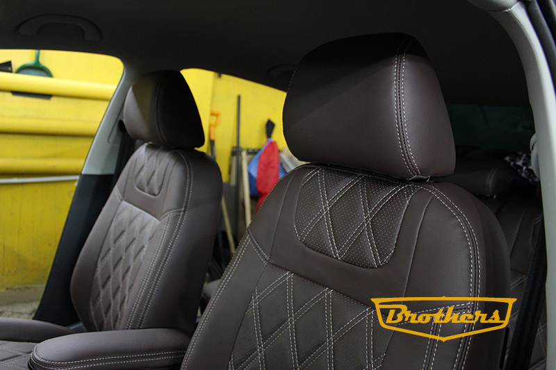 Чехлы на Volkswagen Polo (шоколад), серии "Premium" - бежевая строчка