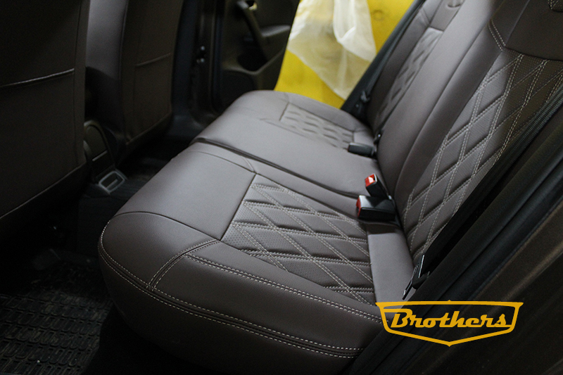 Чехлы на Volkswagen Polo (шоколад), серии "Premium" - бежевая строчка