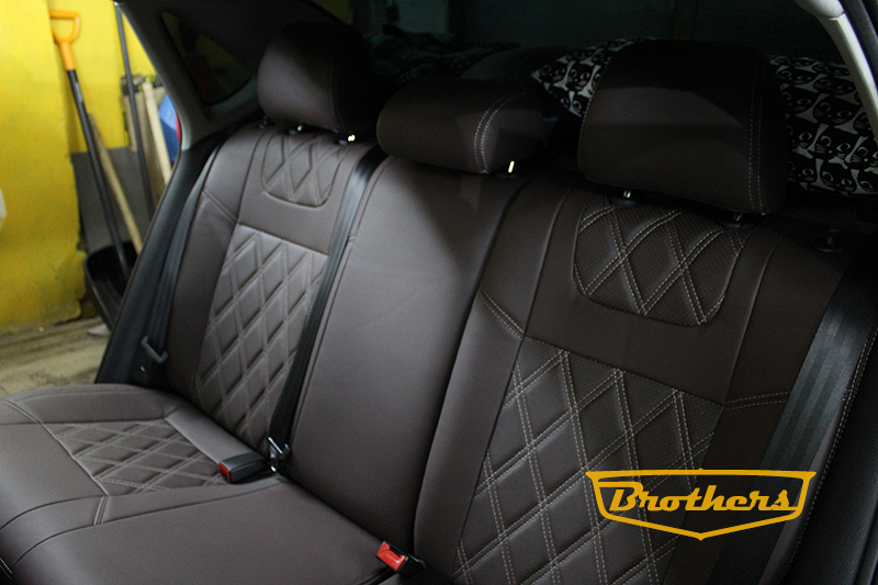 Чехлы на Volkswagen Polo (шоколад), серии "Premium" - бежевая строчка