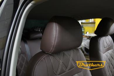 Чехлы на Volkswagen Polo (шоколад), серии "Premium" - бежевая строчка