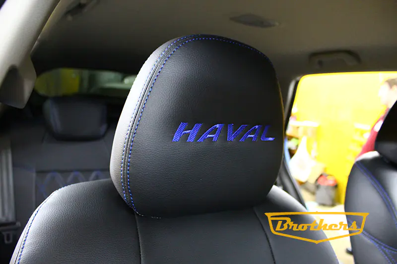 Чехлы на сидения Haval Jolion серии "Premium" - синяя строчка, ромбы