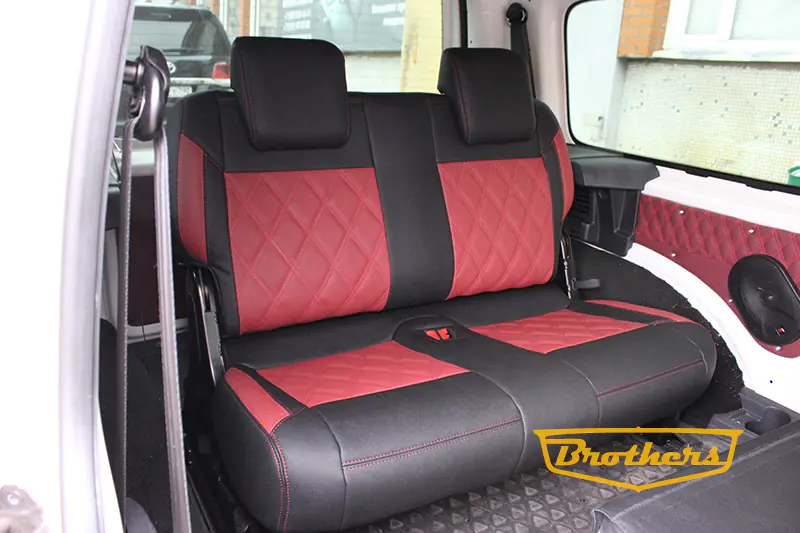 Авточехлы для Volkswagen Caddy 4 (7 мест) серии "Aurora" - красная строчка, ромбы