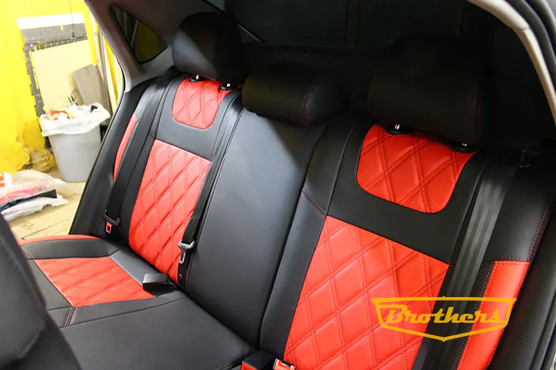 Чехлы на Volkswagen Polo, серии "Premium" - красные вставки, красная строчка, ромбы
