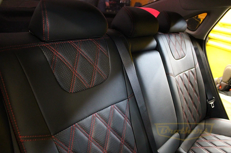Чехлы на Kia Cerato 4, серии "Premium" - красная строчка, ромбы