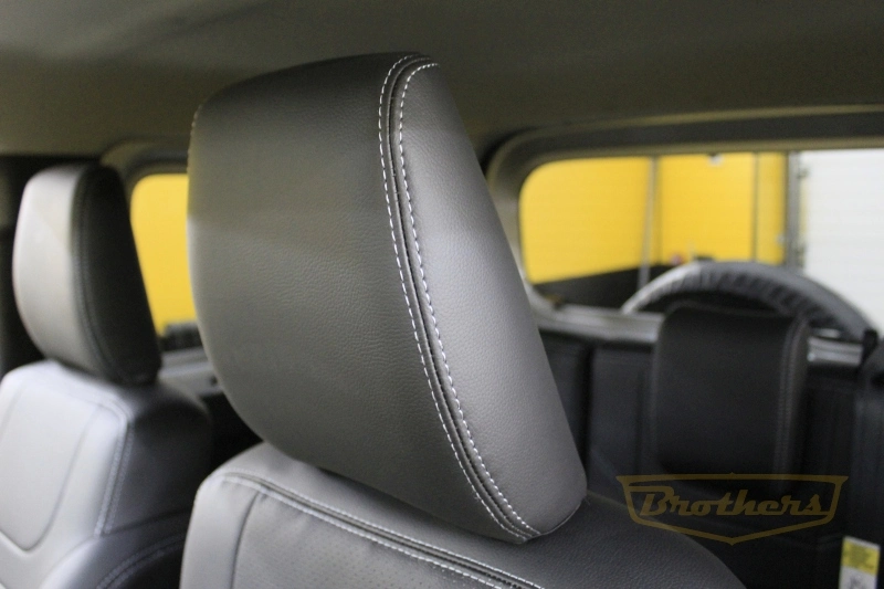 Чехлы на Suzuki Jimny 4 (3 двери) серии "Premium" - серая строчка