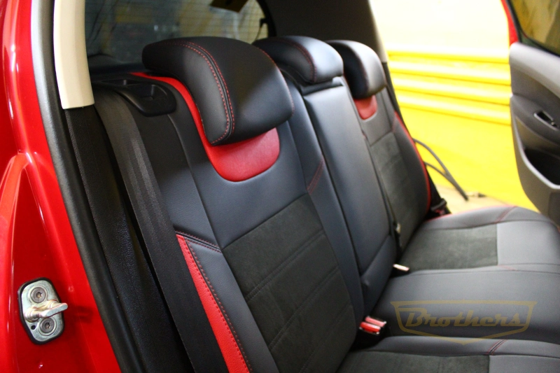 Чехлы на Peugeot 308, серии "Alcantara" - красная строчка, красные вставки