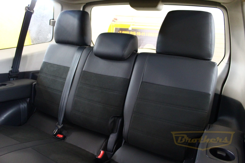 Чехлы на Mitsubishi Pajero 4 (3 двери) серии "Alcantara" - черная строчка, продление передних сидений алькантарой