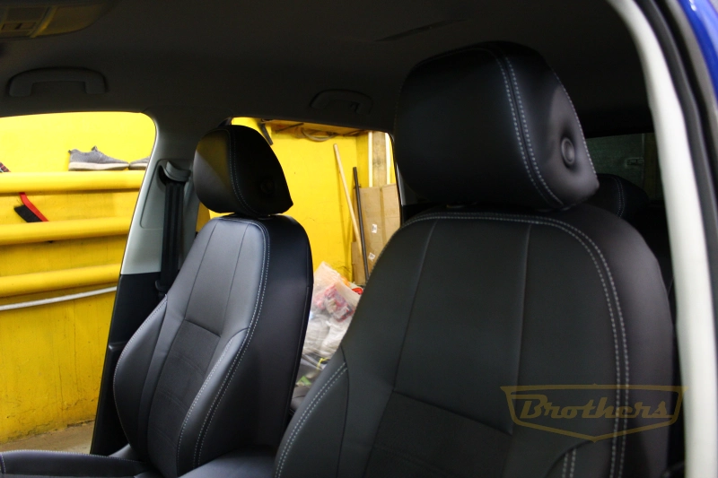 Чехлы на Skoda Karoq, 2017 - н.в. серии "Textile" - серая строчка, продление автоткани на передних сидениях
