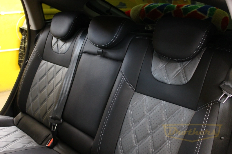 Чехлы на Renault Arkana, серии "Premium" - серая строчка, серый центр, ромбы
