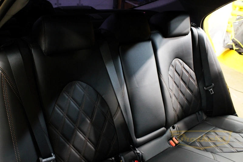 Чехлы на Toyota Camry 70, серии "Premium" - коричневая строчка, ромбы