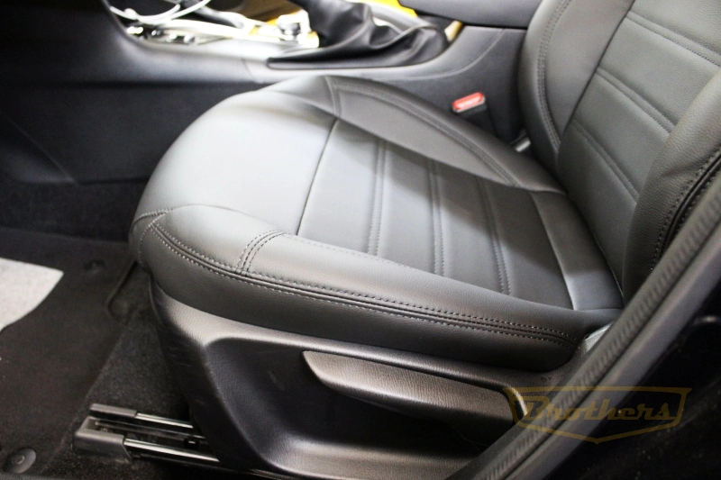 Чехлы на Mazda 3 (BM) рестайлинг, серии "Premium" - черная строчка