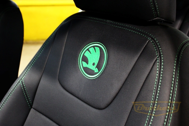 Чехлы на Skoda Rapid, серии "Aurora" - зеленая строчка, логотип