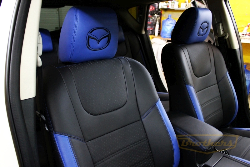 Чехлы на Mazda 3 (BL) хетчбек серии "Premium" - синяя строчка, синие вставки, логотип