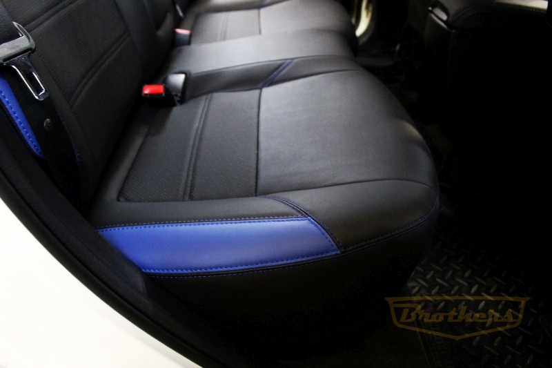 Чехлы на Mazda 3 (BL) хетчбек серии "Premium" - синяя строчка, синие вставки, логотип