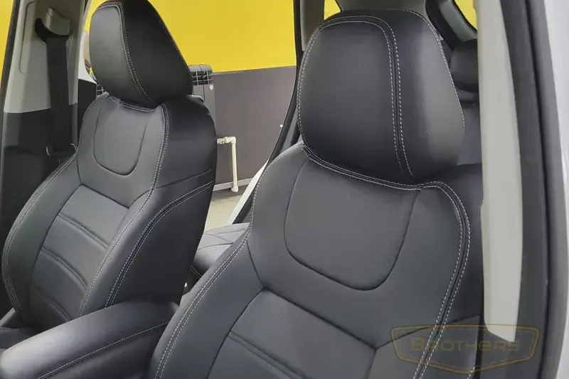 Чехлы на сиденья автомобиля JAC (Джак) JS 4 серии "Premium" - серая строчка Чехлы на сиденья автомобиля JAC (Джак) JS 4 серии "Premium" - серая строчка