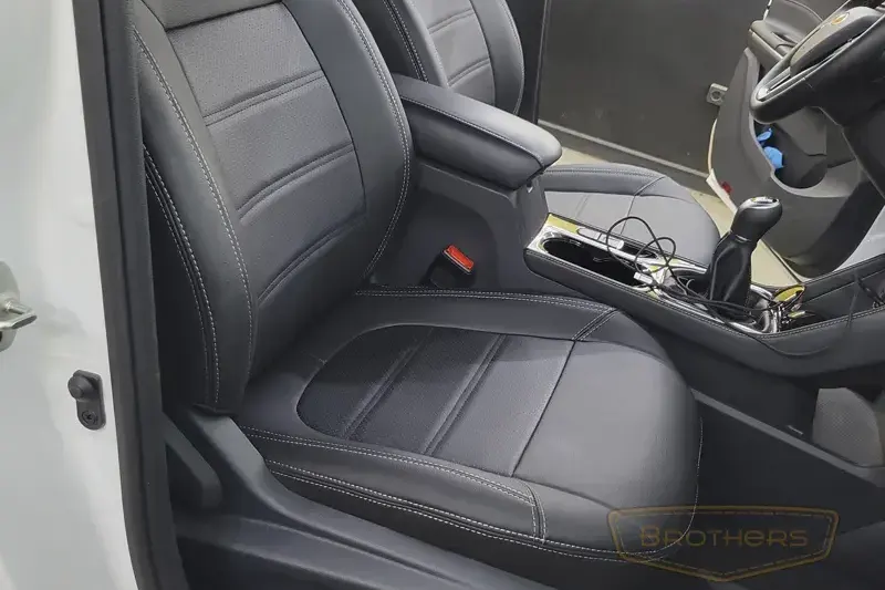 Чехлы на сиденья автомобиля JAC (Джак) JS 4 серии "Premium" - серая строчка Чехлы на сиденья автомобиля JAC (Джак) JS 4 серии "Premium" - серая строчка