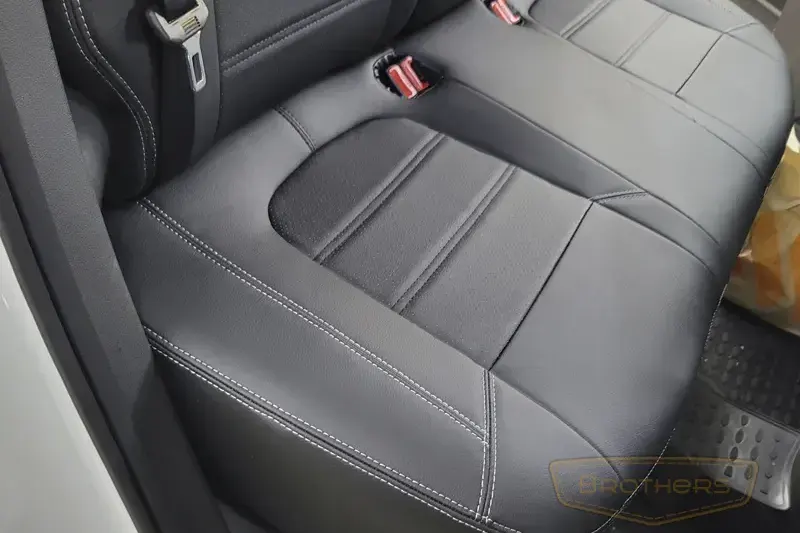 Чехлы на сиденья автомобиля JAC (Джак) JS 4 серии "Premium" - серая строчка Чехлы на сиденья автомобиля JAC (Джак) JS 4 серии "Premium" - серая строчка