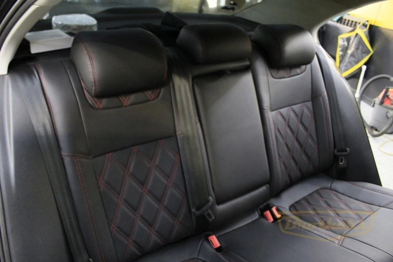 Чехлы на Volkswagen Jetta 6, (Comfort Line) серии "Premium" - красная строчка, ромбы