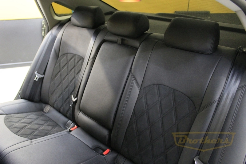 Чехлы на Hyundai Sonata 7, серии "Aurora" с алькантарой - черная строчка, ромбы