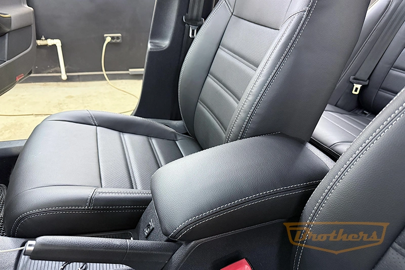 Чехлы на Volkswagen Jetta 5 (Trend Line), серии "Premium" - серая строчка