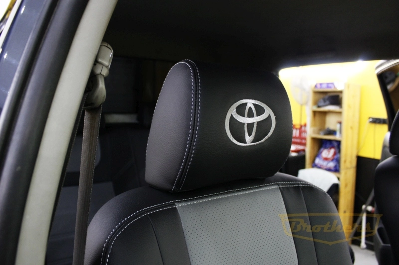 Чехлы на Toyota Hilux VII рестайлинг (Prestige), 2011 - 2015 серии "Premium" - серый центр, серая строчка, логотипы
