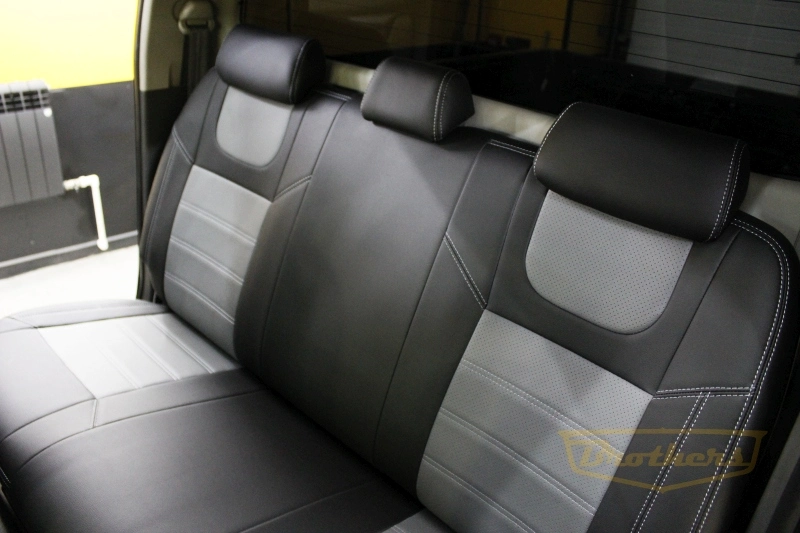 Чехлы на Toyota Hilux VII рестайлинг (Prestige), 2011 - 2015 серии "Premium" - серый центр, серая строчка, логотипы