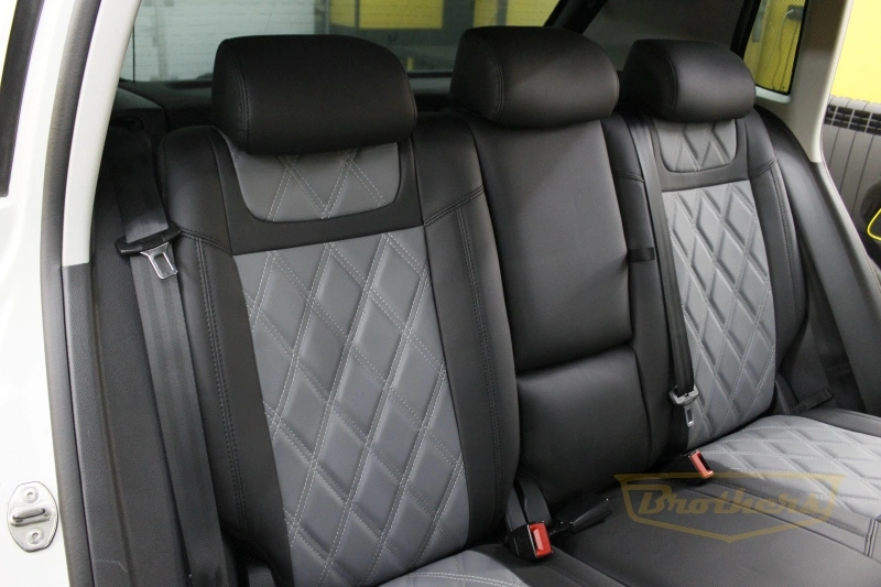 Чехлы на Volkswagen Tiguan (Sochi Edition), серии "Premium" - черная строчка, серый центр, ромбы