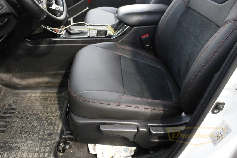 Чехлы для сидений автомобиля Kia Sorento 2 с уцентральной вставкой из алькантары с красной двойной строчкой