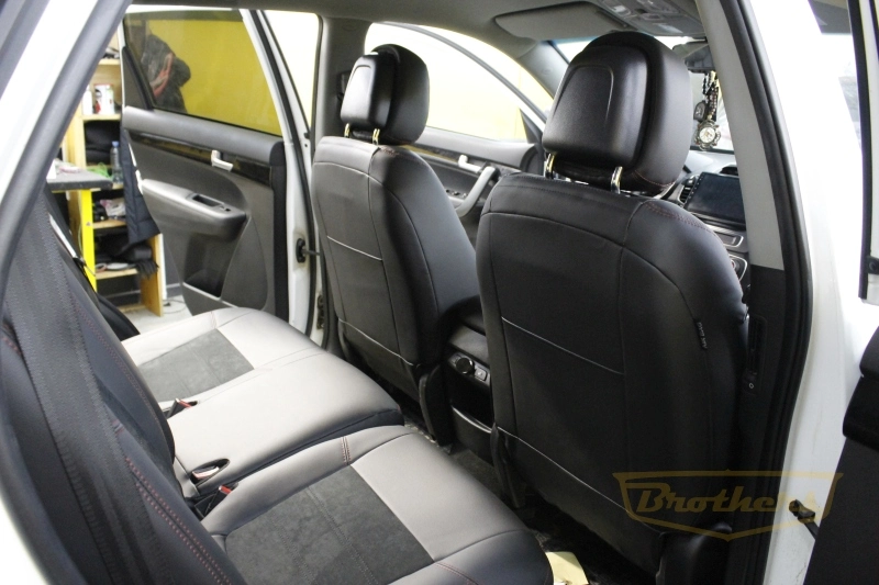 Чехлы для сидений автомобиля Kia Sorento 2 с уцентральной вставкой из алькантары с красной двойной строчкой