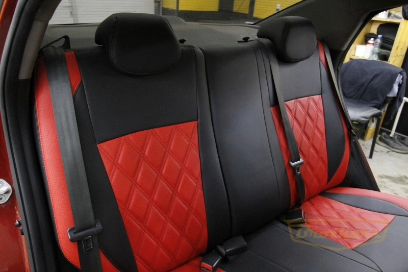 Чехлы на Kia Rio 3, серии "Comfort" - красная строчка, ромбы, красные вставки