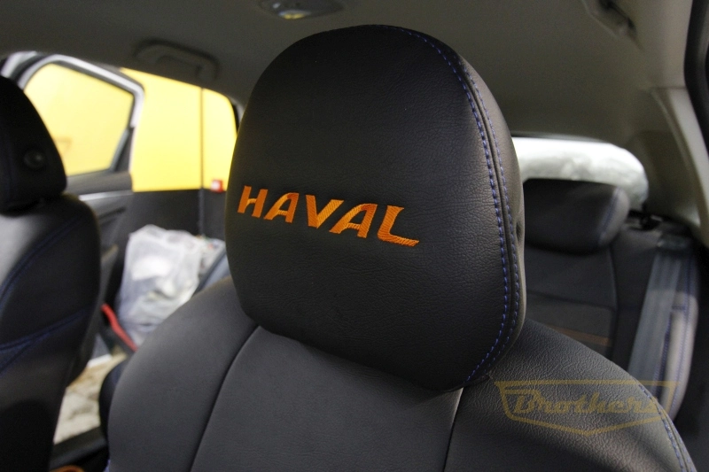 Чехлы на сидения Haval Jolion, серии "Aurora" с алькантарой - синяя и оранжевая строчка, логотипы
